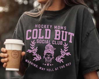 Mamá de hockey PNG, Club social de mamás de hockey frías pero SVG Hockey jpeg, Descarga digital instantánea únicamente, Hockey divertido PNG, Esqueleto deportivo de línea lateral