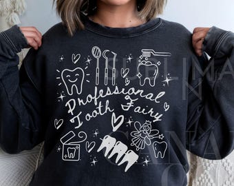 Op de afbeelding: Een zwart sweatshirt met een wit ontwerp met een tandenfee, tanden, tandheelkundige instrumenten en de tekst "Professionele Tandenfee".