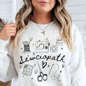 Puede incluir: Sudadera blanca con un diseño gráfico negro de herramientas de costura y el texto "Sewciopath".