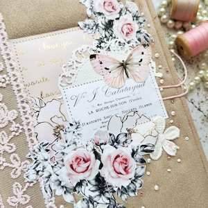 Handgemaakt junkjournaal met roze bloemen: plakboek van shabby chic kant