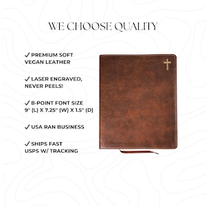 Op de afbeelding: Een bruin, ledergebonden boek met een gouden kruissymbool. De tekst "WE CHOOSE QUALITY" staat bovenaan. De beschrijving bevat "PREMIUM SOFT VEGAN LEATHER", "LASER ENGRAVED, NEVER PEELS!", en afmetingen van 22,86 cm (L) x 18,42 cm (B) x 3,81 cm (D).