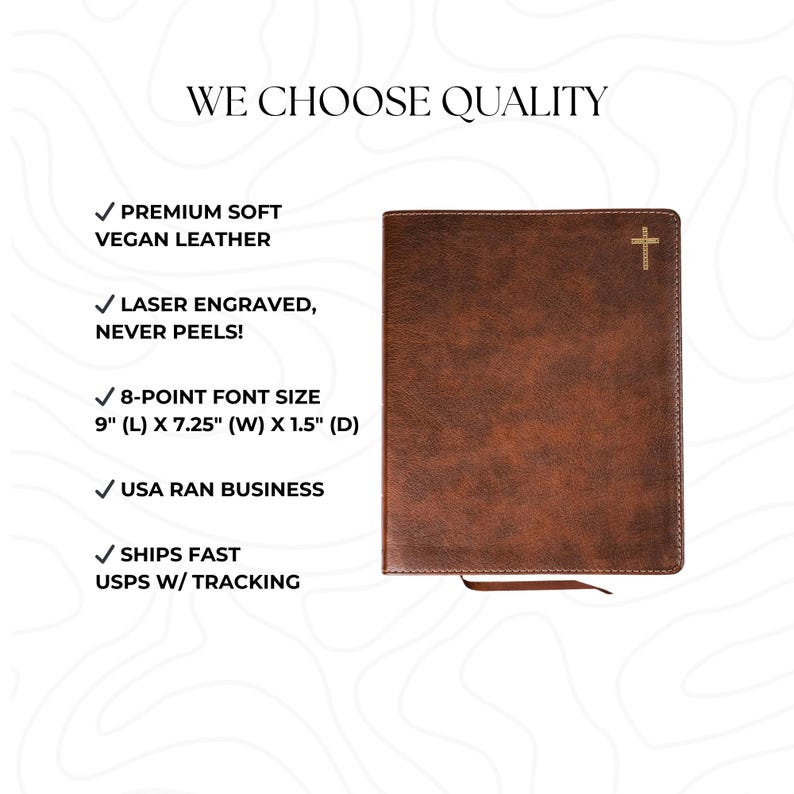 Op de afbeelding: Een bruin, ledergebonden boek met een gouden kruissymbool. De tekst "WE CHOOSE QUALITY" staat bovenaan. De beschrijving bevat "PREMIUM SOFT VEGAN LEATHER", "LASER ENGRAVED, NEVER PEELS!", en afmetingen van 22,86 cm (L) x 18,42 cm (B) x 3,81 cm (D).