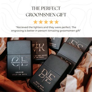 Puede incluir: Varios encendedores negros grabados con texto personalizado, incluyendo nombres y fechas. El texto "THE PERFECT GROOMSMEN GIFT" est&aacute; en la parte superior, junto con una calificaci&oacute;n de cinco estrellas. Los encendedores est&aacute;n dispuestos sobre papel marr&oacute;n.