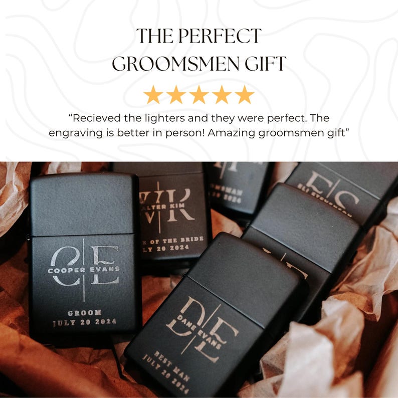 Puede incluir: Varios encendedores negros grabados con texto personalizado, incluyendo nombres y fechas. El texto "THE PERFECT GROOMSMEN GIFT" est&aacute; en la parte superior, junto con una calificaci&oacute;n de cinco estrellas. Los encendedores est&aacute;n dispuestos sobre papel marr&oacute;n.