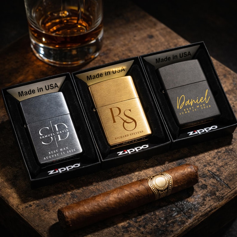 Puede incluir: Tres encendedores Zippo grabados en cajas negras, cada uno con iniciales y nombres. Uno es plateado con "SD" y "Samuel Davis", otro es dorado con "RS" y "Richard Stevens", y el tercero es negro con "Daniel". Un cigarro descansa sobre una superficie de madera.