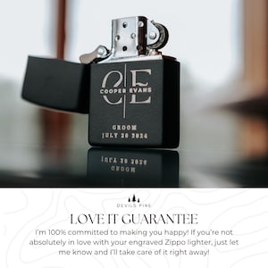 Puede incluir: Un encendedor Zippo negro grabado con el texto "COOPER EVANS" y "GROOM JULY 20 2024". El encendedor est&aacute; abierto, revelando el interior plateado. El encendedor est&aacute; sobre una superficie reflectante.