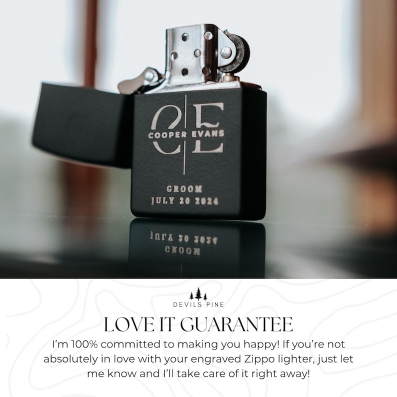 Puede incluir: Un encendedor Zippo negro grabado con el texto "COOPER EVANS" y "GROOM JULY 20 2024". El encendedor est&aacute; abierto, revelando el interior plateado. El encendedor est&aacute; sobre una superficie reflectante.