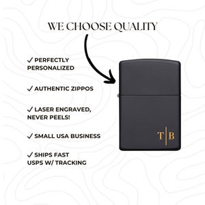 Puede incluir: Un encendedor negro mate con las iniciales "TB" en letras doradas. La imagen incluye el texto "We Choose Quality", "Perfectly Personalized", "Authentic Zippos" y "Laser Engraved, Never Peels!"