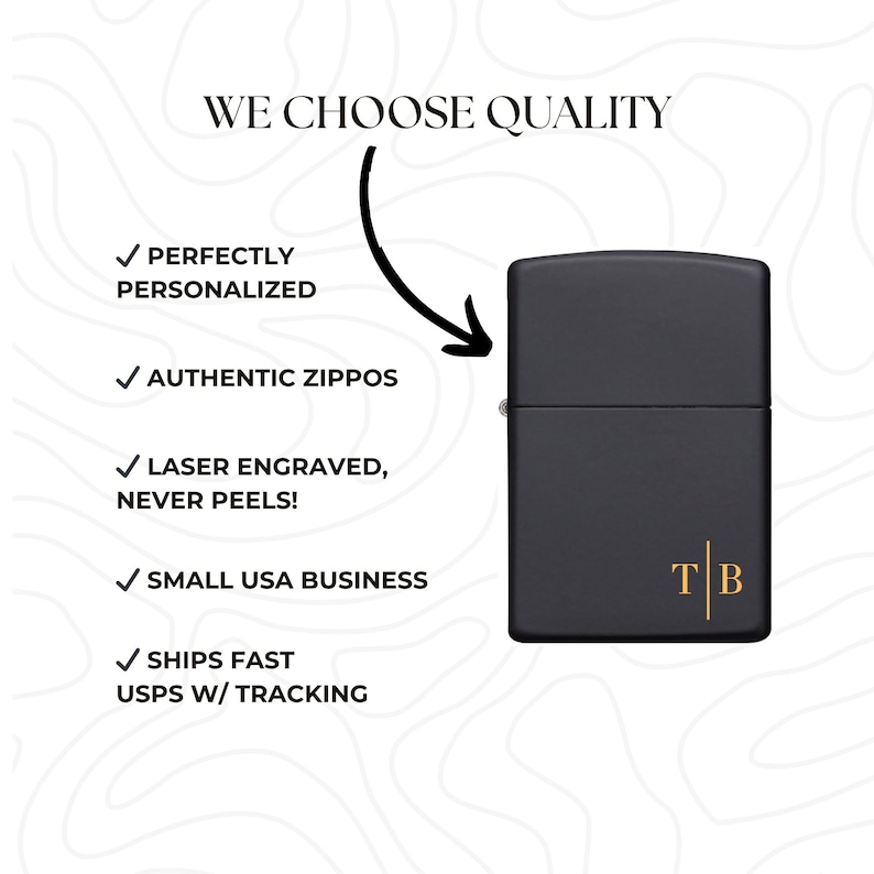 Puede incluir: Un encendedor negro mate con las iniciales "TB" en letras doradas. La imagen incluye el texto "We Choose Quality", "Perfectly Personalized", "Authentic Zippos" y "Laser Engraved, Never Peels!"