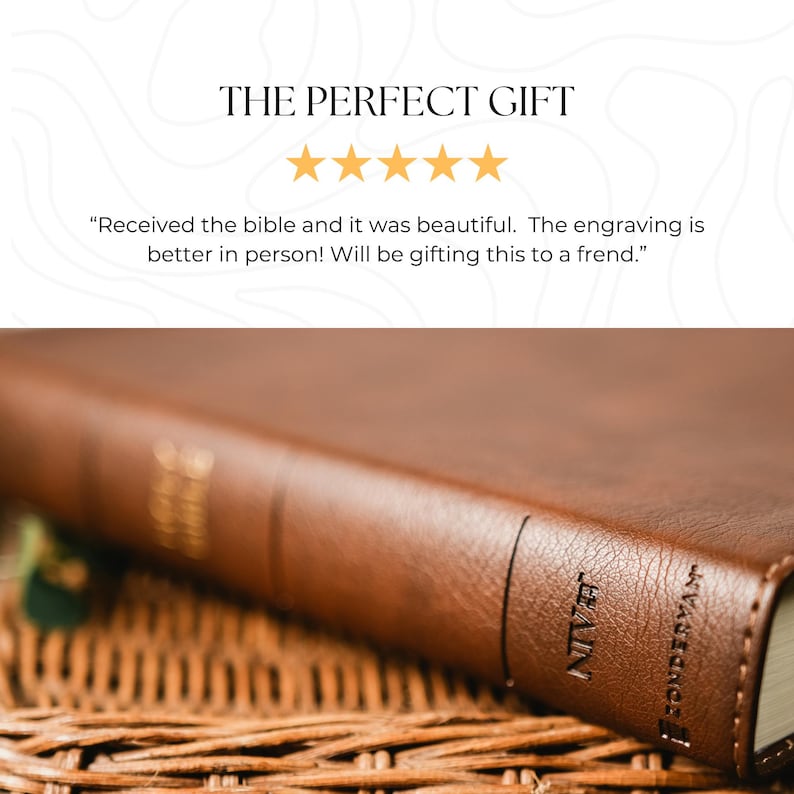 Op de afbeelding: Close-up van een bruine leren Bijbel met gouden letters en de tekst "NIV" op de rug. De tekst "THE PERFECT GIFT" en een klantbeoordeling zijn ook zichtbaar.