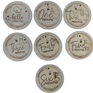 Cartes d'étape en bois du nouveau-né à 1 an avec des motifs d'animaux mignons et une étiquette cadeau personnalisée. Parfait pour les séances photo de cadeaux et de bébé.