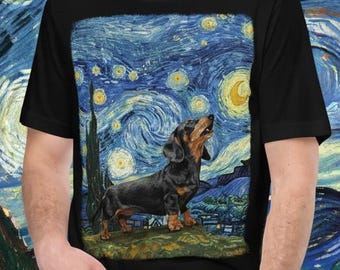Camiseta divertida con el perro salchicha aullando a la luna en la noche estrellada de Van Gogh