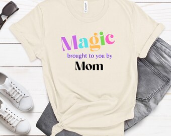 Magie gebracht zu Ihnen von Mama Soft T-Shirt - Perfekt für Muttertag, Mama Geschenk, Einzigartiges Mama Geschenk, Muttertag, lustiges Mama Shirt, Mama Leben