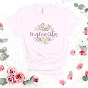 Mamacita Floral Camisa Suave, Regalo del Día de la Madre, Regalo de mamá, Vida de mamá, Ambiente de mamá