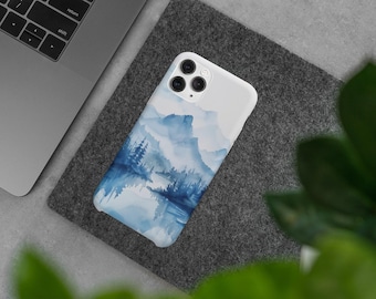 Blau, Berg, Wald, Wasser, Spiegelung, Casual Quiet Retreat Vibe Handyhülle | Handyhülle - Berglandschaft Design - iPhone & Samsung