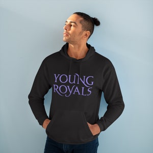 Op de afbeelding: Een zwarte hoodie met een paars "YOUNG ROYALS" logo op de voorkant.