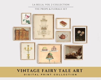 Puede incluir: Una colección de impresiones de arte de cuentos de hadas vintage en marcos de madera. Las impresiones presentan ilustraciones de una lámpara de araña, una tetera, un libro, una rosa, un postre, un candelabro y un armario. Las impresiones están dispuestas en una pared blanca con el texto "LA BELLA. VOL 2 COLLECTION THE PROPS & FLORALS SET" y "VINTAGE FAIRY TALE ART DIGITAL PRINT COLLECTION" en la parte superior e inferior de la imagen.