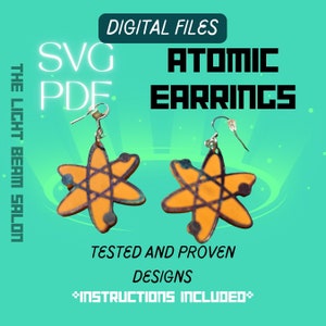 Może przedstawiać: Pliki cyfrowe do pobrania w formacie SVG i PDF atomowych kolczyków. Kolczyki są pomarańczowe z czarnym wzorem atomowym. Tekst "TESTED AND PROVEN DESIGNS" i "*INSTRUCTIONS INCLUDED*" jest również zawarty w obrazie.