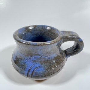 Taza azul y marrón esmaltada de Studio Pottery - Firmada