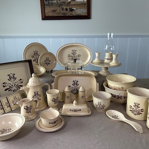 RIESIGE Vintage Pfaltzgraff Village-Kollektion mit seltenen, schwer zu findenden Sammlerstücken! Beschreibung unbedingt lesen! Inklusive 28-teiligem Teeservice!