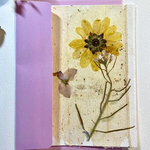 Cartão com flores prensadas, cartão de aniversário, cartão de parabéns, flores reais, cartão, flores reais, cartão de presente, primavera