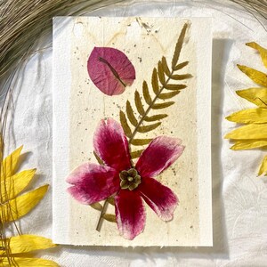 Tarjeta de felicitación con flores prensadas, tarjeta de cumpleaños, tarjeta de felicitación, flores reales, tarjeta, flores reales, tarjeta como regalo, primavera