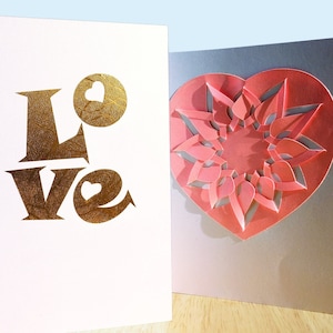 Plantillas Cricut SVG para crear tarjetas emergentes del Día de San Valentín con texto de vinilo.