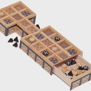 Puede incluir: Juego de mesa de madera con cajón, con acabado de madera clara y patrones decorativos. El juego incluye piezas de juego negras y blancas y piezas triangulares. El tablero tiene un diseño único e entrelazado con acentos florales y geométricos.