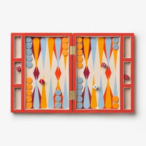 Puede incluir: Un juego de tres tazas de cerámica con un acabado mate moteado. Las tazas son de color crema, gris claro y gris oscuro. Cada taza tiene un diseño simple y minimalista.