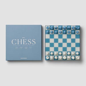 Pode incluir: Um jogo de xadrez azul e branco com uma caixa a condizer. A caixa diz "No. 1 Chess Coffee Table Game" em letras brancas. O tabuleiro de xadrez tem quadrados azuis e brancos, com peças de xadrez azuis e brancas.