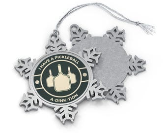 Adorno navideño con la frase "Tengo un Pickleball Adinktion" / La mejor decoración y regalos navideños de Pickle Ball / Adorno de copo de nieve de peltre con un toque divertido