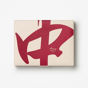 Puede incluir: Un estuche rectangular blanquecino con un gran dise&ntilde;o rojo abstracto. El dise&ntilde;o es una forma caligr&aacute;fica estilizada. El estuche tiene el texto "Mahjong Printworks" en una fuente peque&ntilde;a y elegante. El estuche est&aacute; cerrado.