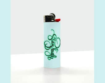 Encendedor Stay High Bic / Letra Stay High de Tove Lo / Encendedor sutil 420 Art para regalo de fumeta / Disponible en fondo oscuro o claro