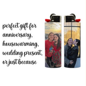 Puede incluir: Dos encendedores con detalles rojos, cada uno con una fotograf&iacute;a. Uno muestra a dos mujeres con ropa festiva, el otro a dos mujeres abraz&aacute;ndose. El texto dice: "regalo perfecto para aniversario, inauguraci&oacute;n de casa, regalo de bodas, o solo porque."