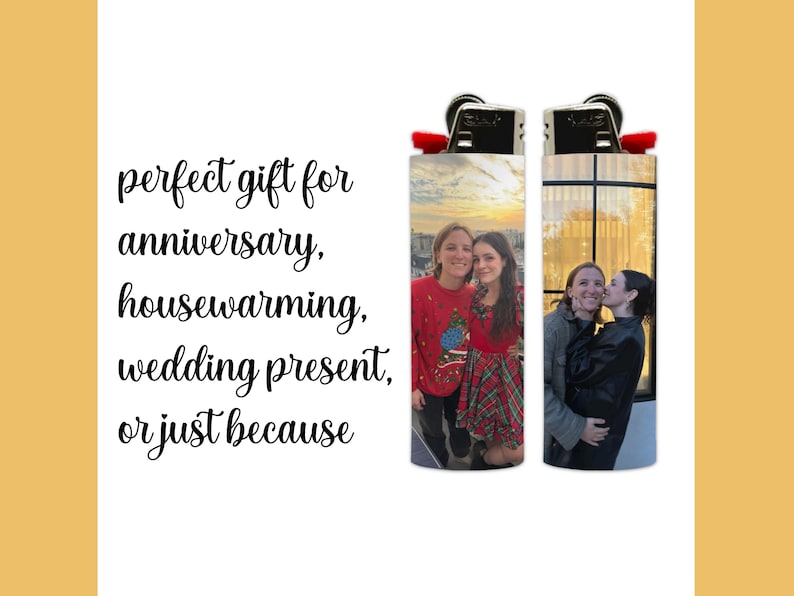 Puede incluir: Dos encendedores con detalles rojos, cada uno con una fotograf&iacute;a. Uno muestra a dos mujeres con ropa festiva, el otro a dos mujeres abraz&aacute;ndose. El texto dice: "regalo perfecto para aniversario, inauguraci&oacute;n de casa, regalo de bodas, o solo porque."
