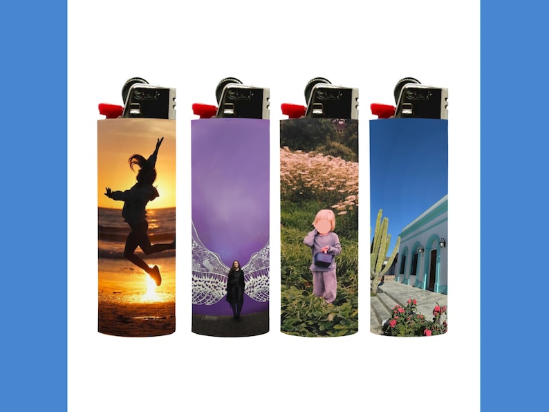 Puede incluir: Cuatro encendedores con diferentes dise&ntilde;os. Uno muestra a una persona saltando al atardecer, otro presenta a una persona con alas de &aacute;ngel, un tercero tiene un ni&ntilde;o en un campo y el &uacute;ltimo representa un edificio con cactus.