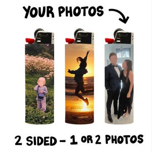 Puede incluir: Encendedores personalizables con impresiones fotogr&aacute;ficas. Los encendedores presentan im&aacute;genes de un ni&ntilde;o en un campo, una persona saltando al atardecer y una pareja con ropa formal. El texto en la imagen dice "YOUR PHOTOS" y "2 SIDED - 1 OR 2 PHOTOS."