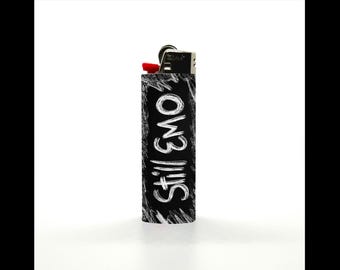 Encendedor Still Emo / Encendedor Bic Goth Emo Nostalgia Encendedor personalizado Emo Elder Scene Encendedor When We Were Young Regalo para fan del pop punk millennial J25