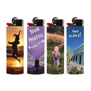 Puede incluir: Cuatro encendedores con dise&ntilde;os variados. Uno muestra a una persona saltando al atardecer, otro tiene el texto "YOUR PHOTOS" con flechas, el tercero muestra a un ni&ntilde;o en un campo, y el &uacute;ltimo dice "two sided!" con un edificio.