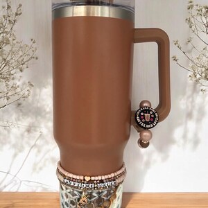 Dekorierte Becher, Glücksbringer und Accessoires