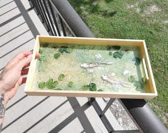 Grote schaal met hars en koivijvermotief – Handgemaakte epoxykunst met echte stenen, waterlelies en glitter, zen-woondecoratie, uniek cadeau