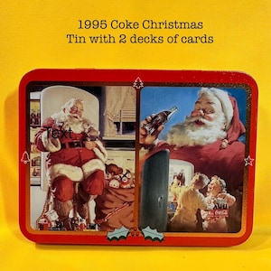 Lata de Natal de Coca-Cola 1995 Nostalgia Papai Noel com Coca-Cola, dois baralhos de cartas fechados.