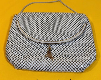 Borsa alla moda Glomesh White in rete metallica vintage degli anni '50 con cinturino in metallo bianco e finiture dorate. Buone condizioni .