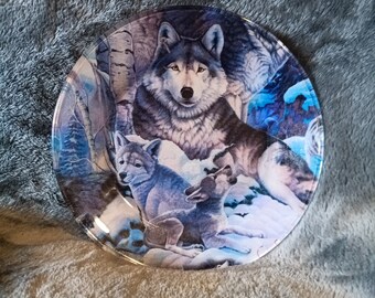 Assiette en verre fabriquée avec un loup et ses petits, forêt, faune - support pour assiette inclus ! Idée cadeau unique