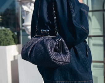 Bolso de lujo hecho a mano con herrajes metálicos y bouclé azul oscuro