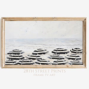 K&ouml;nnte beinhalten: Ein gerahmtes Gem&auml;lde einer Strandszene mit schwarz-wei&szlig; gestreiften Sonnenschirmen. Das Gem&auml;lde ist vor einem hellblauen Himmel und einem wei&szlig;en Sandstrand platziert.