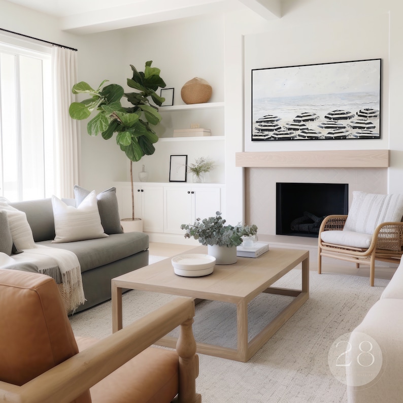 K&ouml;nnte beinhalten: Ein Wohnzimmer mit einem grauen Sofa, einem Couchtisch, einem Kamin und einem gro&szlig;en abstrakten Gem&auml;lde &uuml;ber dem Kamin. Das Gem&auml;lde ist in Schwarzwei&szlig; gehalten und zeigt eine Reihe geometrischer Formen.