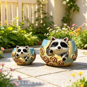 Maceta de resina con forma de mapache, ideal para decoración de interiores y jardines, con diseño de rosa en relieve. Regalo perfecto para amantes de las plantas y los animales.