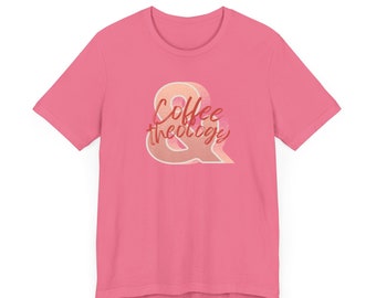 Coffee & Theology T-shirt unisexe rose à manches courtes en jersey Vêtements chrétiens confortables et élégants pour hommes et femmes, cadeau chrétien unique