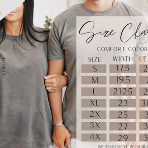 Może przedstawiać: Tabela rozmiar&oacute;w dla koszulek Comfort Colors, z wymiarami w calach. Tabela zawiera rozmiary od S do 4XL, z odpowiadającymi im wymiarami szerokości i długości. Na zdjęciu dwie osoby w szarych koszulkach.